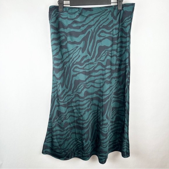 J. Crew Green and Black Animal Print Midi Skirt | US Size Medium - Picture 2 of 9